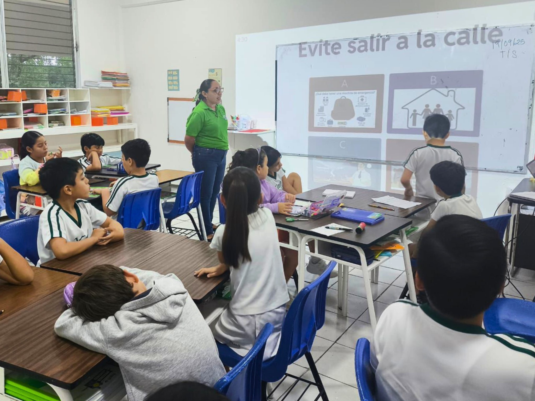 Docente Xail en clase